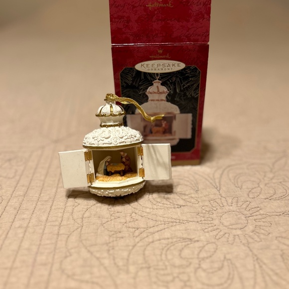 Hallmark Keepsake Ornament The Christmas Story 1999 - Picture 1 of 9